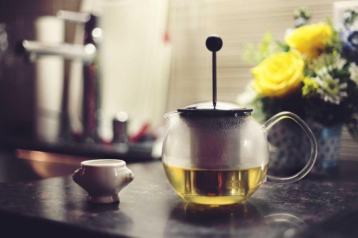 金属茶壶与桌面静物